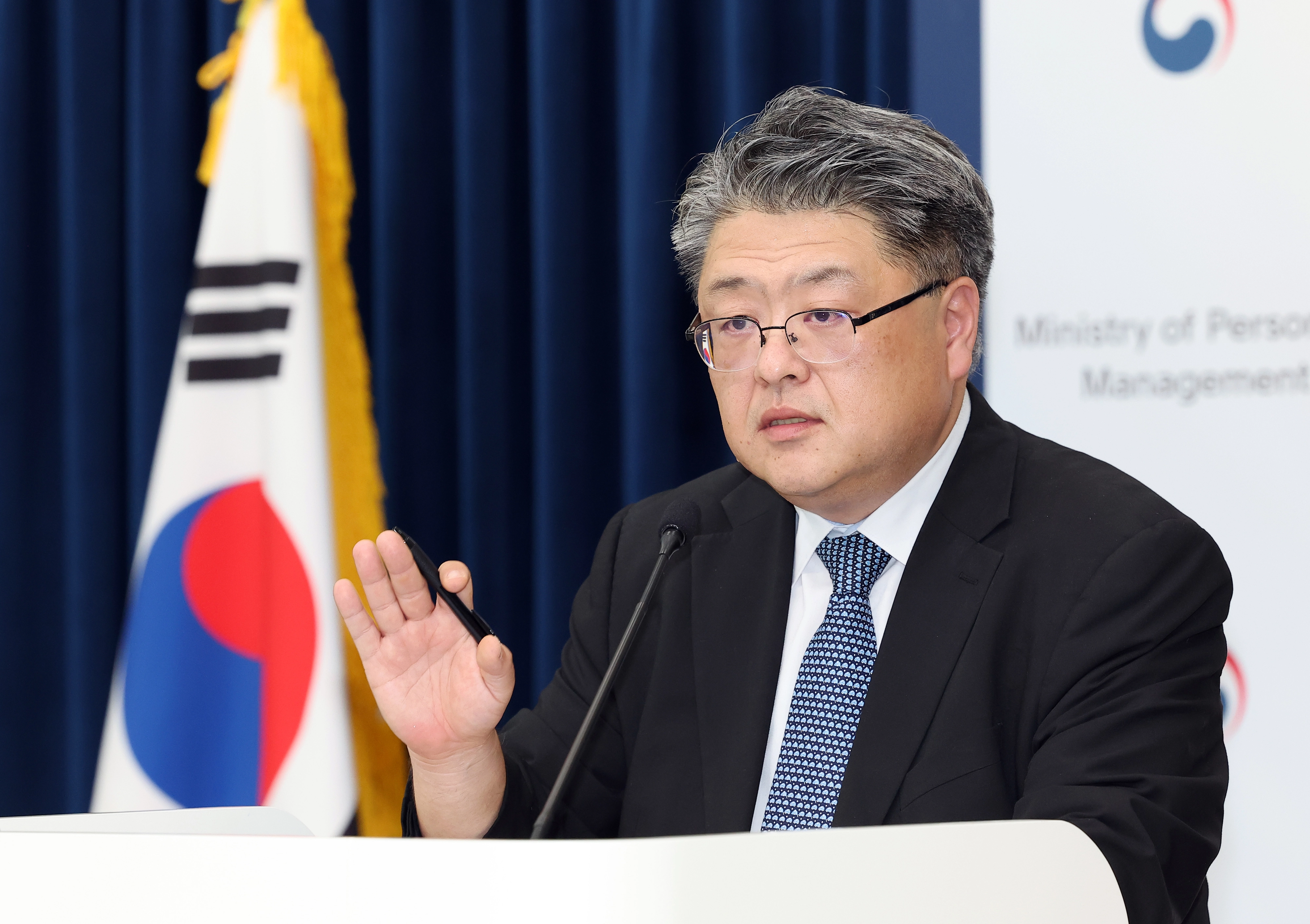 ‘공무원 징계령 시행규칙’ 개정안 입법예고 브리핑  ‘공무원 징계령 시행규칙’ 개정안 입법예고 브리핑
    (세종=연합뉴스) 배재만 기자 = 인사혁신처 천지윤 윤리복무국장이 16일 정부세종청사 민원동 공용 브리핑실에서 ‘공무원 징계령 시행규칙’ 개정안 입법예고와 관련한 설명을 하고 있다. 2025.9.16
    scoop@yna.co.kr