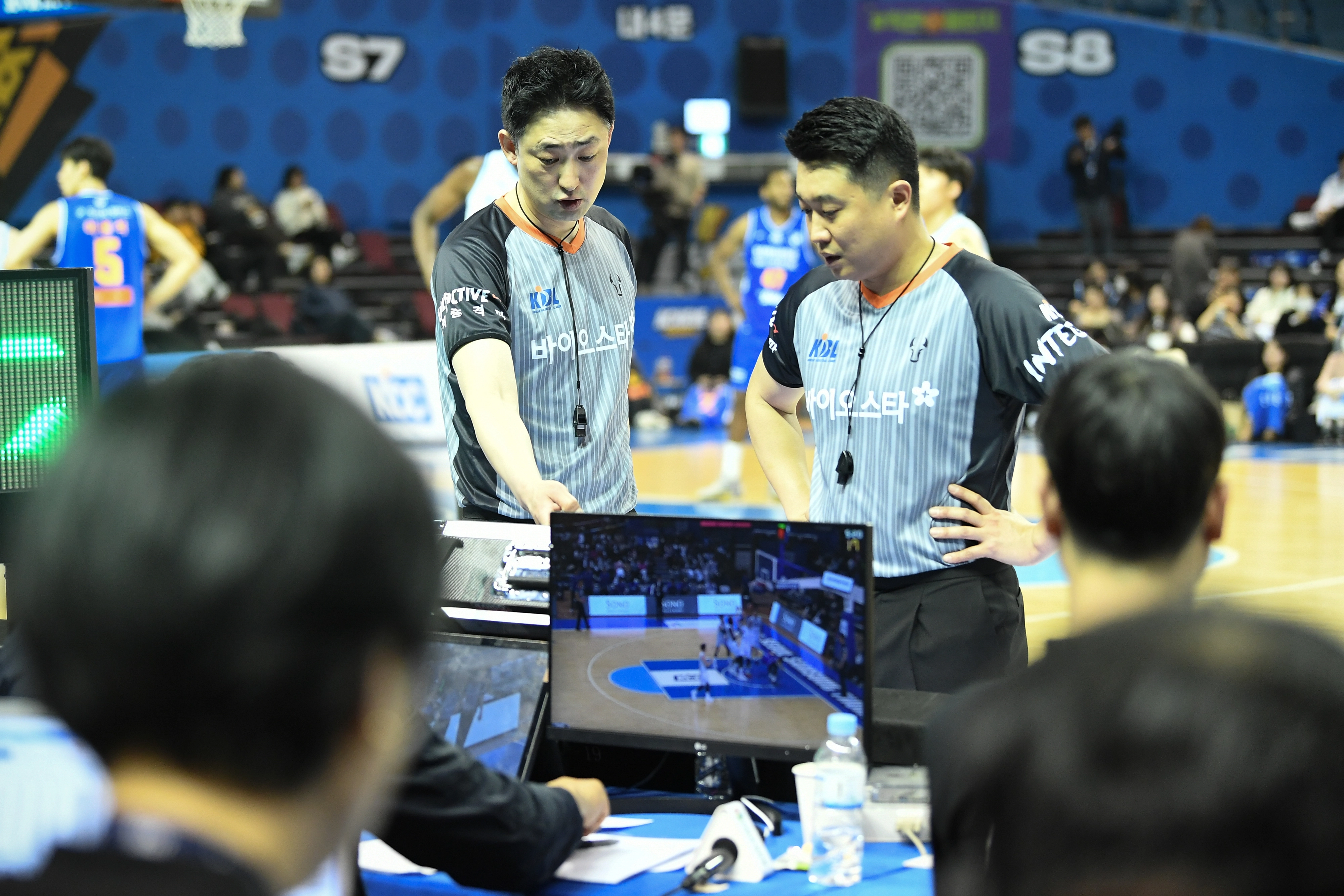 한국농구연맹(KBL) 심판들이 4월 1일 서울 실내체육관에서 열린 2024~25 프로농구 정규시즌 서울 삼성과 대구 한국가스공사와의 경기에서 비디오를 판독하고 있다. KBL 제공