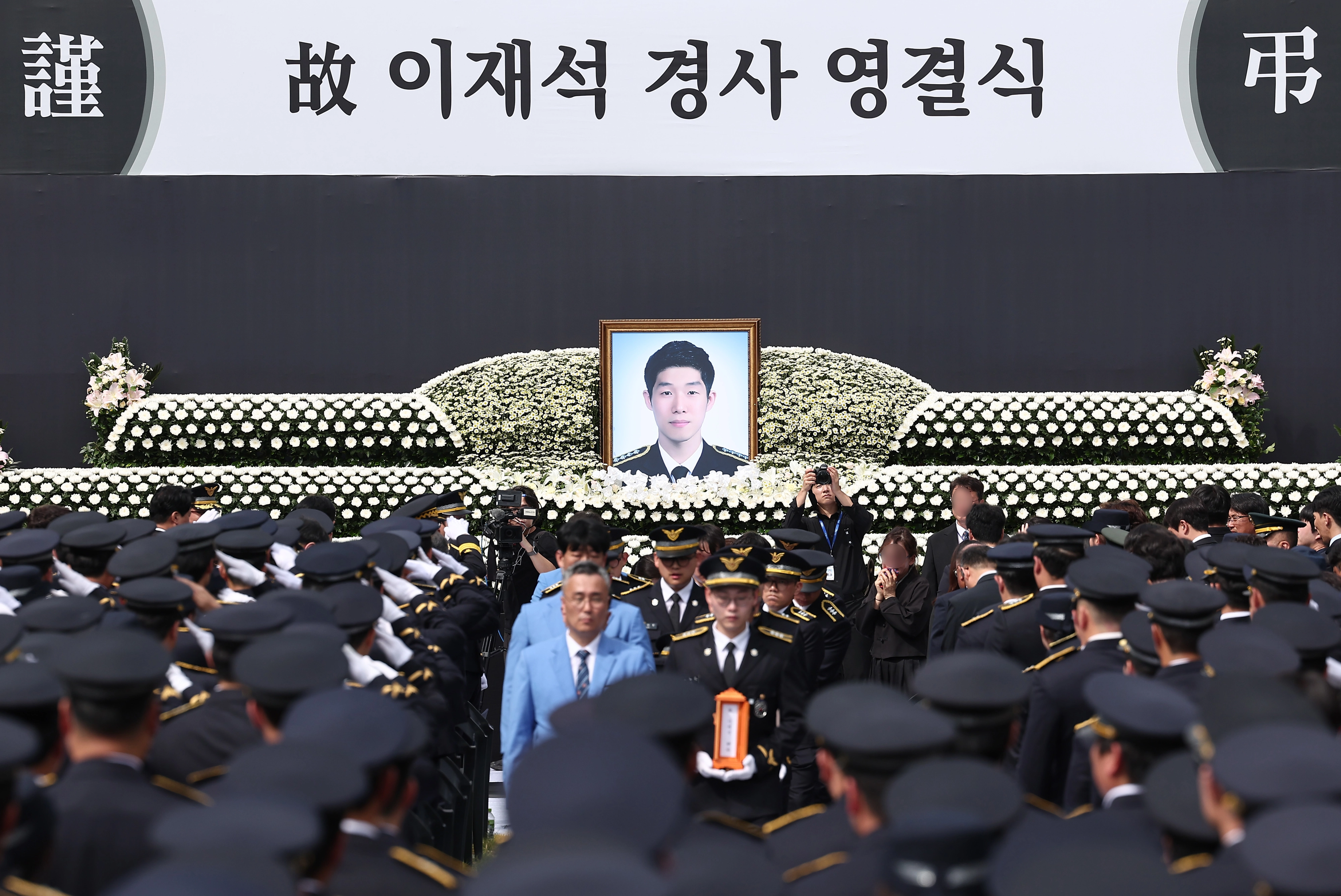 15일 인천 서구 인천해양경찰서에서 영흥도 갯벌에 고립된 70대 중국인을 구조하다 숨진 故 이재석 경사의 영결식이 엄수되고 있다. 뉴스1