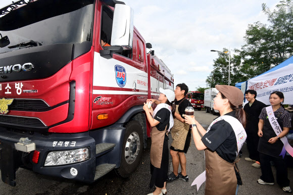 16일 강원 강릉시 홍제정수장에서 강릉로컬카페 관계자들이 가뭄 지원을 위해 운반급수 중인 군과 소방 등에 자발적으로 준비한 빵과 음료 등 간식을 지원하고 있다. 강릉지역은 최악의 가뭄으로 홍제정수장과 오봉저수지에 운반급수가 연일 계속되고 있다. 2025.9.16. 연합뉴스