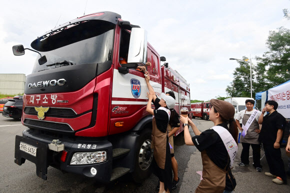 16일 강원 강릉시 홍제정수장에서 강릉로컬카페 관계자들이 가뭄 지원을 위해 운반급수 중인 군과 소방 등에 자발적으로 준비한 빵과 음료 등 간식을 지원하고 있다. 강릉지역은 최악의 가뭄으로 홍제정수장과 오봉저수지에 운반급수가 연일 계속되고 있다. 2025.9.16. 연합뉴스