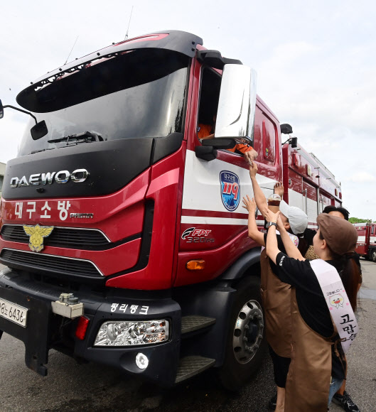 16일 강원 강릉시 홍제정수장에서 강릉로컬카페 관계자들이 가뭄 지원을 위해 운반급수 중인 군과 소방 등에 자발적으로 준비한 빵과 음료 등 간식을 지원하고 있다. 강릉지역은 최악의 가뭄으로 홍제정수장과 오봉저수지에 운반급수가 연일 계속되고 있다. 2025.9.16. 연합뉴스