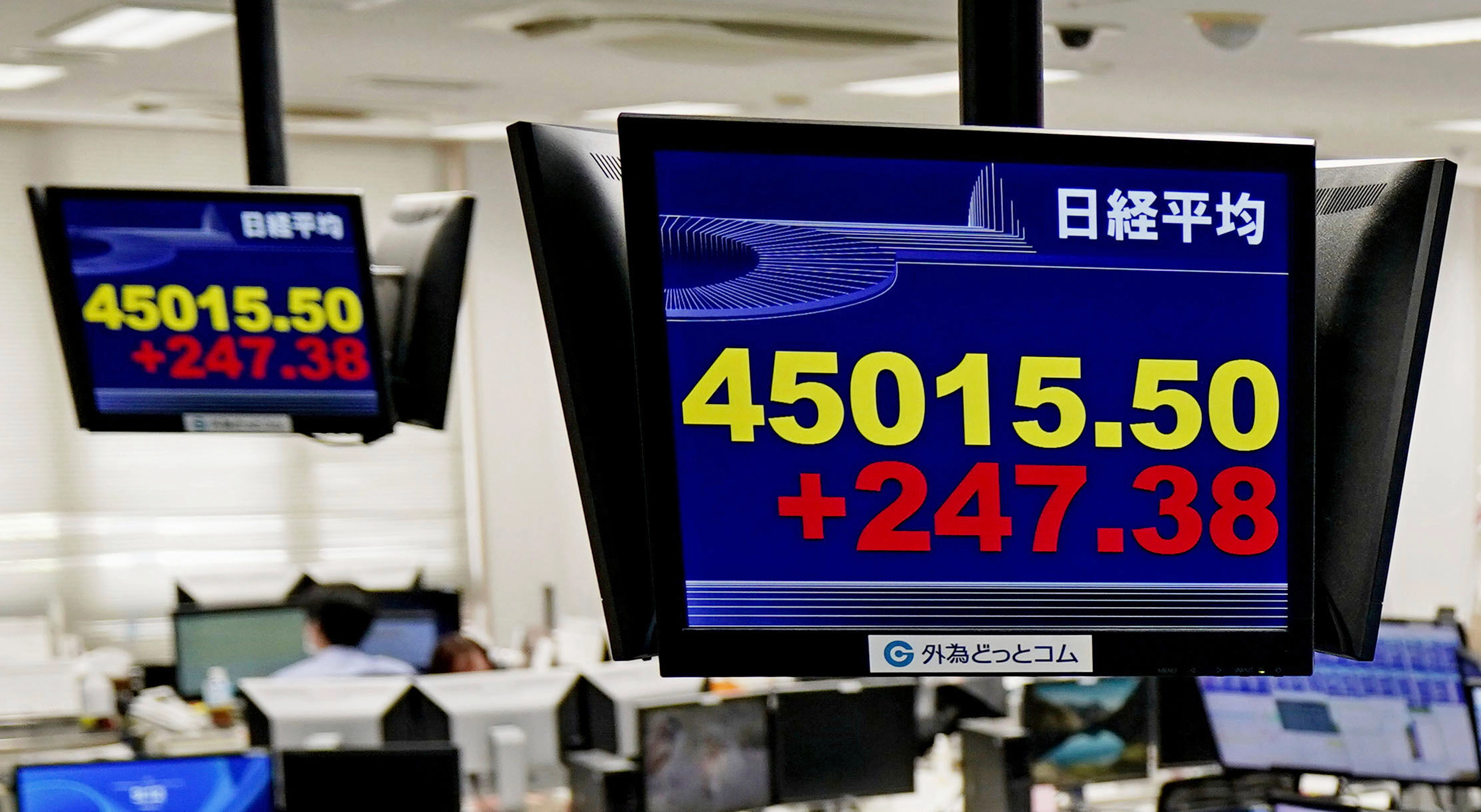 불붙은 일 증시  일본 닛케이225지수가 장중 처음으로 4만 5000선을 돌파한 16일 도쿄의 한 외환 거래 회사 전광판에 지수가 표시돼 있다.
도쿄 AP 연합뉴스