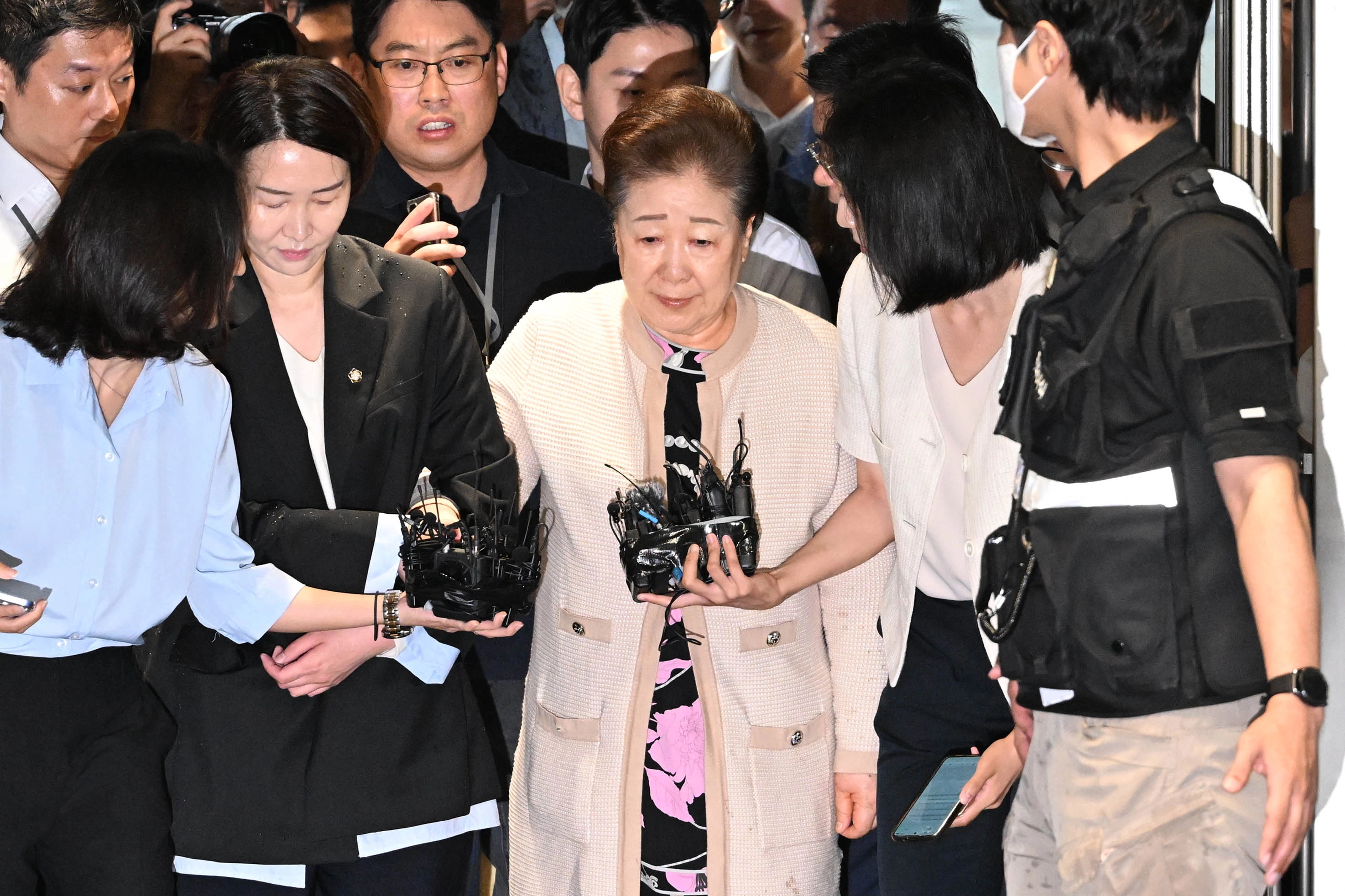 한학자 통일교 총재가 17일 서울 종로구 KT광화문빌딩에 마련된 김건희 여사의 의혹을 수사하는 민중기 특별검사팀 사무실에 세 번의 소환 불응 만에 자진 출석하고 있다. 2025.9.17 홍윤기 기자