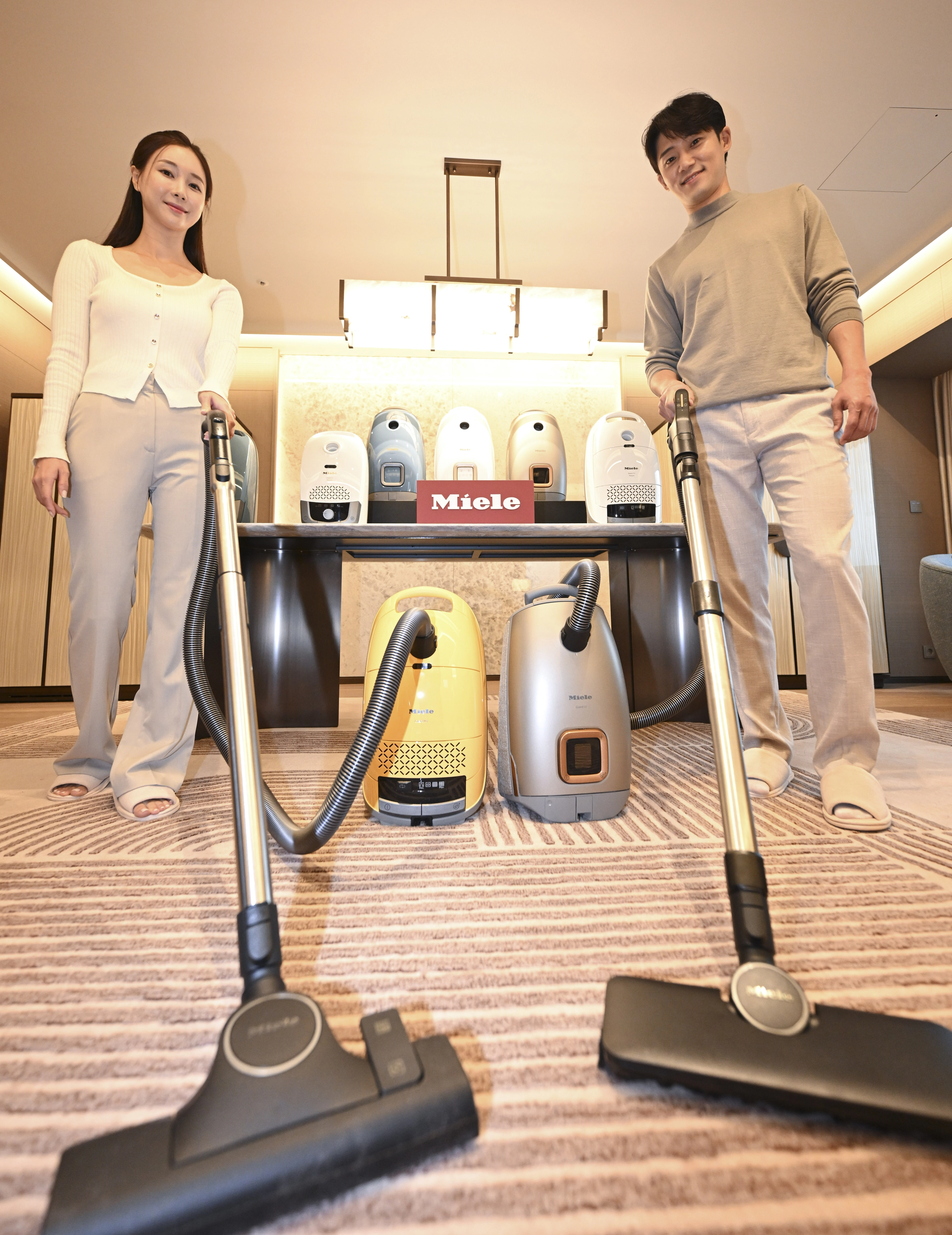 서울 강남구 웨스틴 서울 파르나스 앰배서더 스위트에서 모델들이 독일 프리미엄 가전 브랜드 밀레코리아 프리미엄 유선 진공청소기 ‘가드(Guard)’를 선보이고 있다. 2025.9.17 이지훈 기자