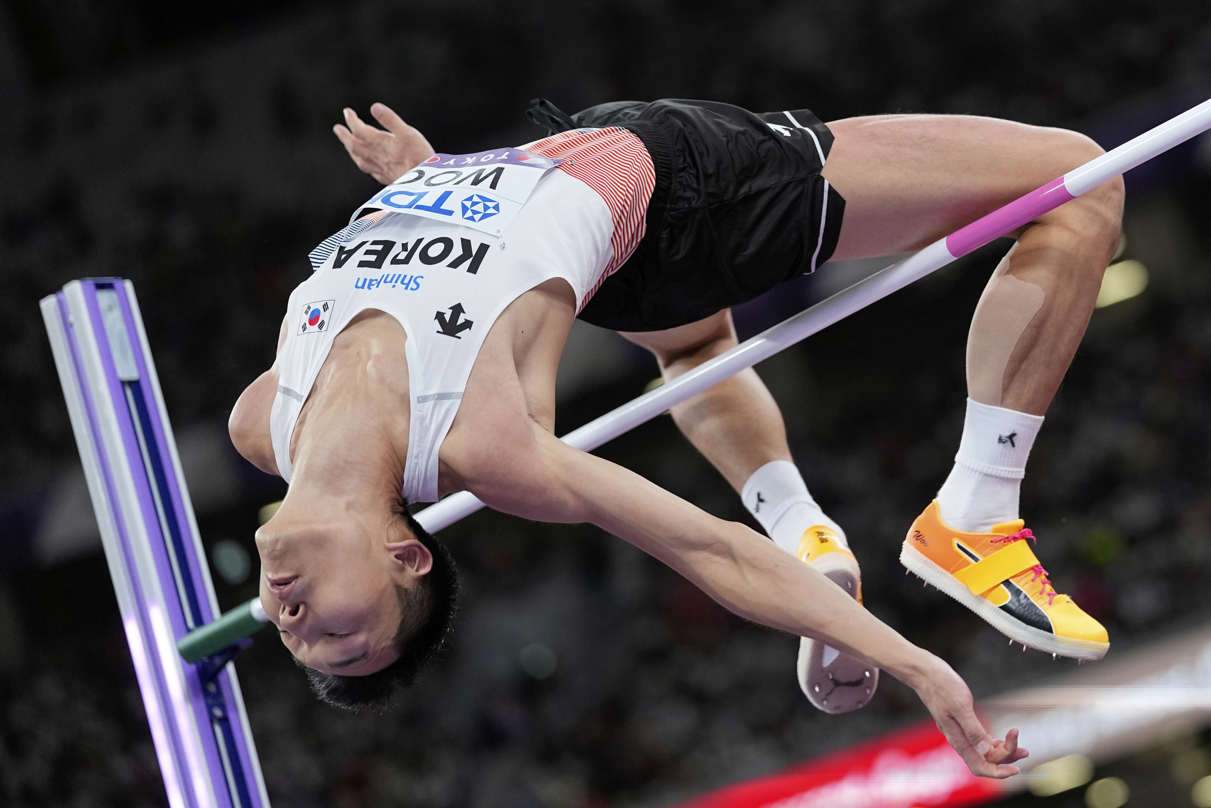 우상혁, 도쿄 세계선수권 준우승…한국 최초 멀티 메달  우상혁이 16일 일본 도쿄 국립경기장에서 열린 2025 도쿄 세계육상선수권대회 남자 높이뛰기 결선에서 경기를 펼치고 있다. 우상혁은 이날 대회 남자 높이뛰기 결선에서 2ｍ34를 넘고 은메달을 획득했다. 2025.09.16. 도쿄 AP 뉴시스
