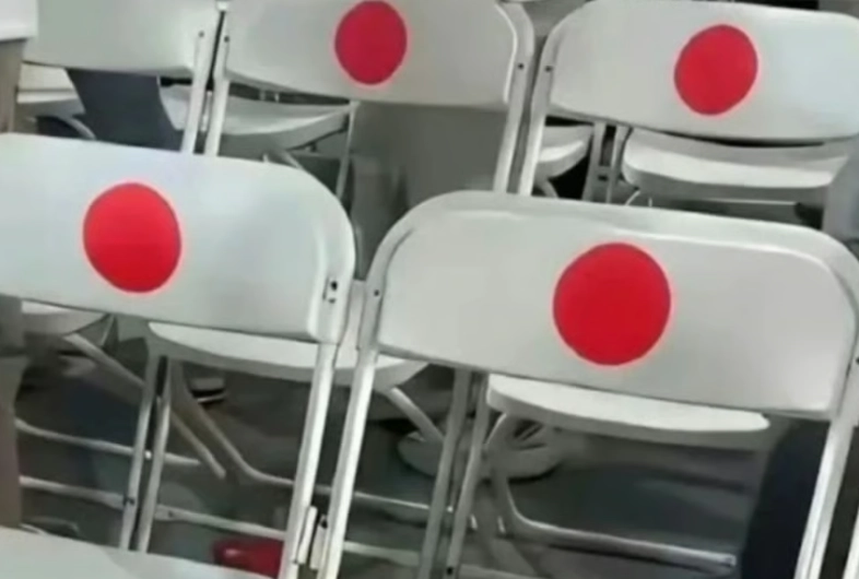 중국 후베이성의 명문 대학인 우한대학이 최근 열린 신입생 오리엔테이션 행사에서 의자를 장식한 것이 일본 국기를 떠올리게 한다는 지적을 받으며 논란이 일고 있다. 웨이보