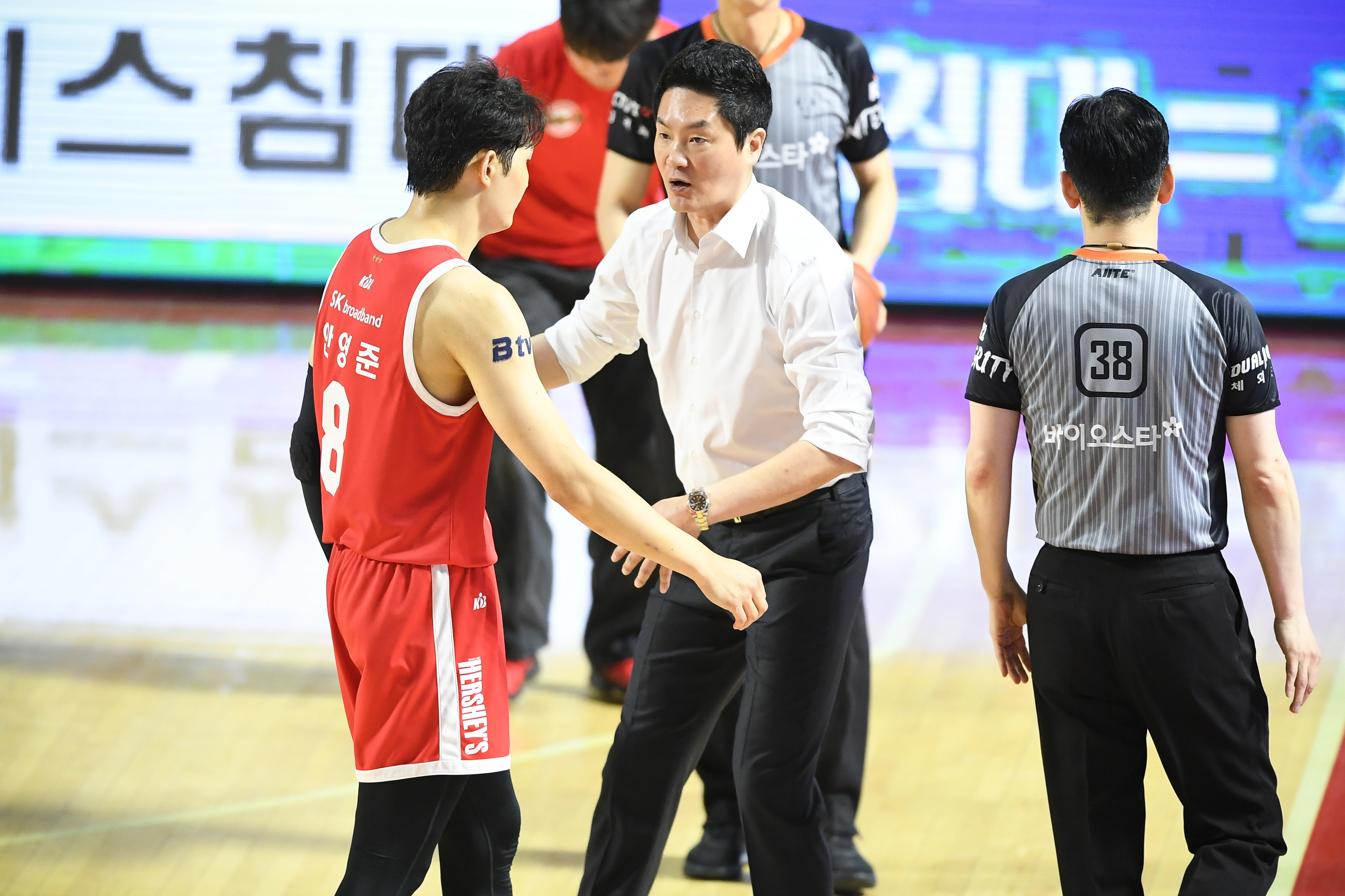 서울 SK 안영준이 5월 17일 서울 잠실학생체육관에서 열린 2024~25 프로농구 챔피언결정전 7차전 창원 LG와의 홈 경기에서 전희철 감독과 대화하고 있다. KBL 제공