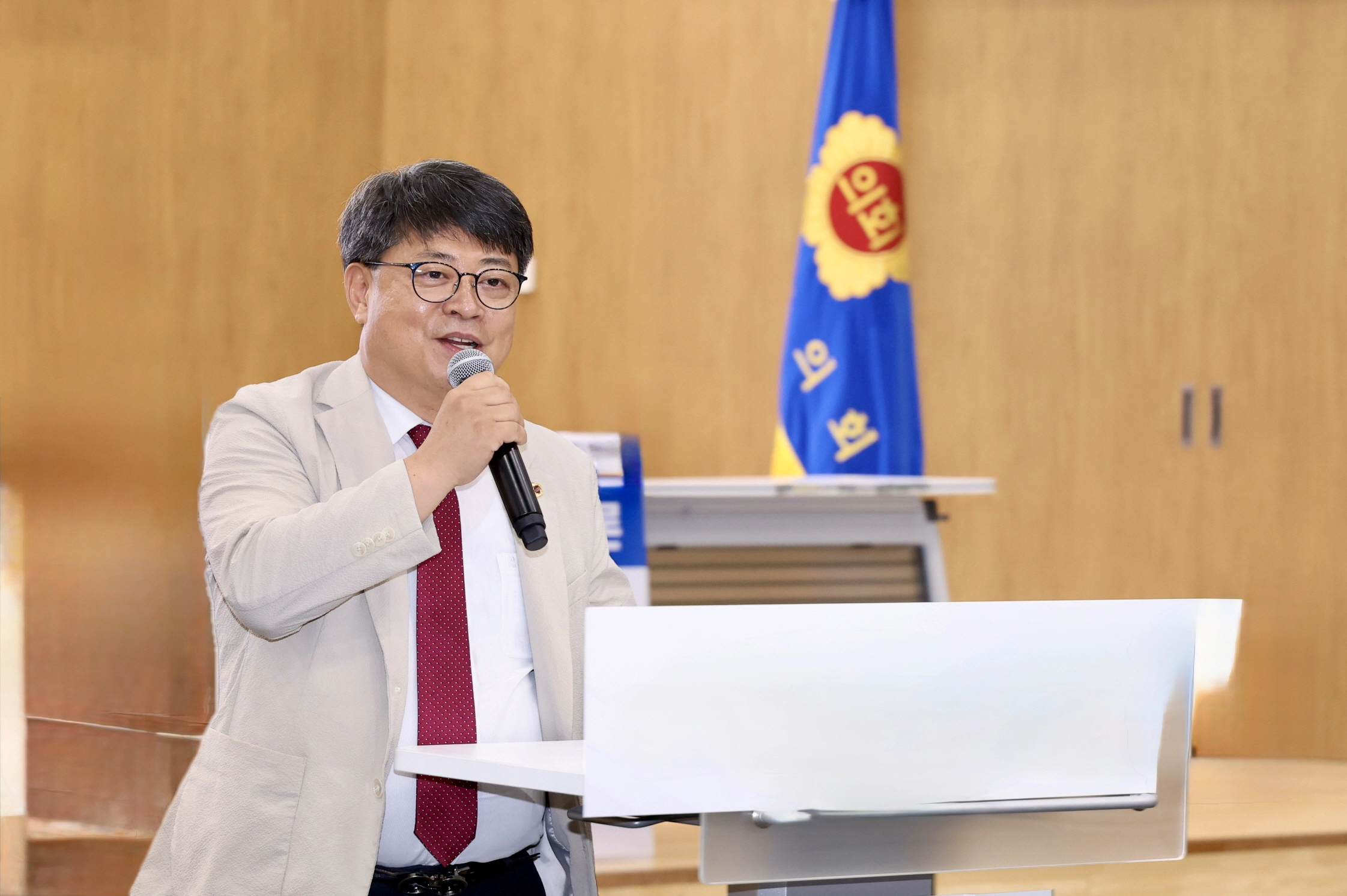김재훈 의원이 ‘안양 인덕원 인텐스퀘어 조성공사 착공식’에서 축사를 하고 있다. (사진=경기도의회)