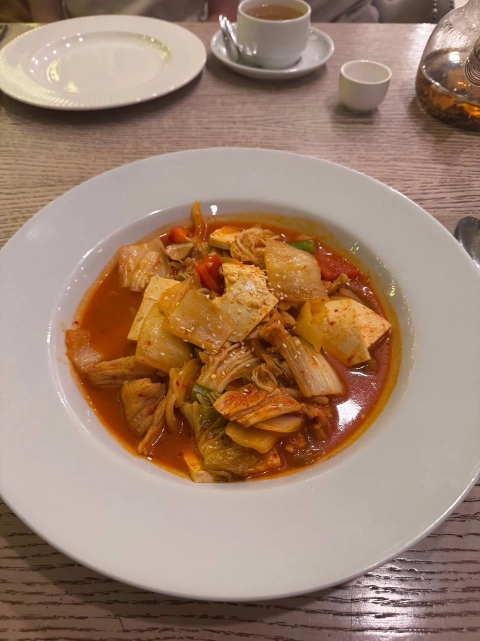최근 러시아 모스크바에 15년 만에 추가 개점한 북한 식당 ‘평양관’ 메뉴 중 하나인 김치찌개. 포스톨롭캄 텔레그램