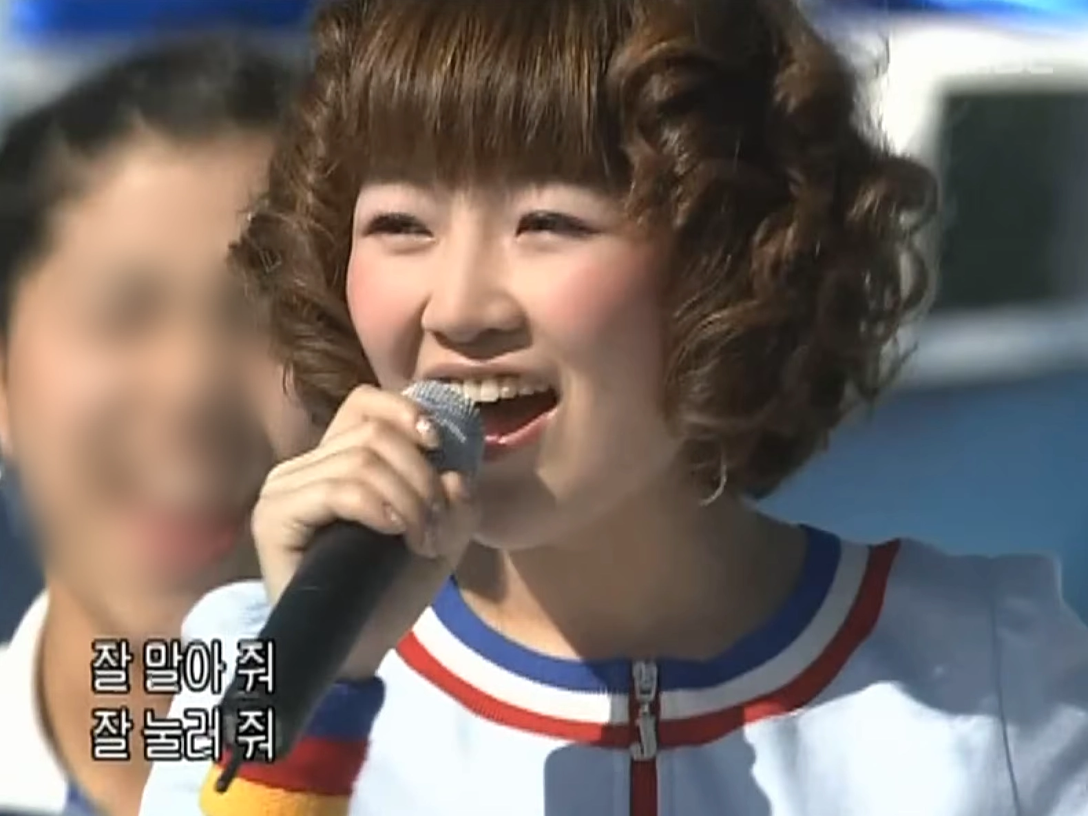 2003년 MBC 음악캠프 무대에서 ‘김밥’을 부르는 그룹 ‘더 자두’의 멤버 자두. MBCkpop 유튜브 채널 캡처