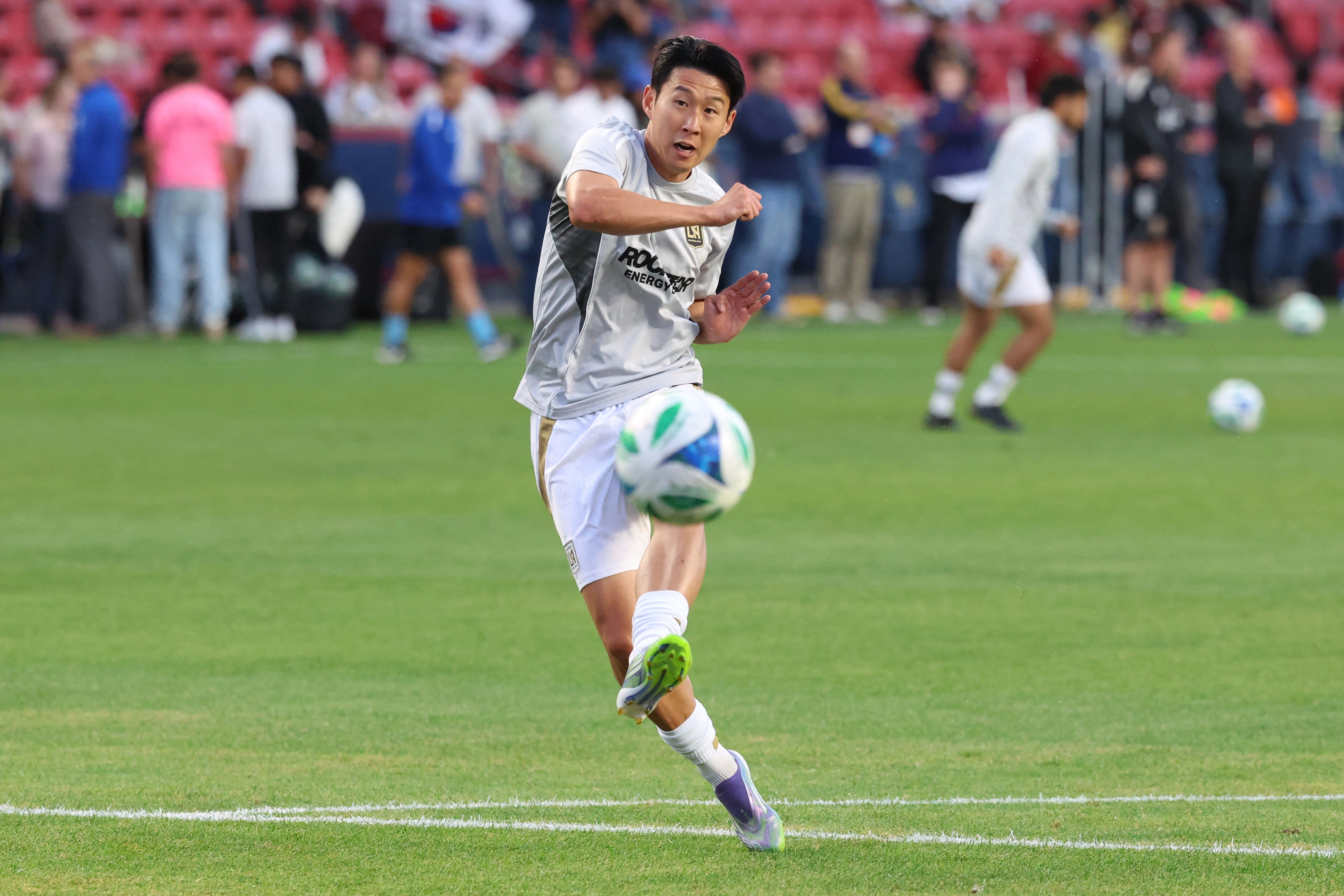 로스앤젤레스FC 손흥민이 18일(한국시간) 미국 유타주 샌디 아메리카 퍼스트 필드에서 2025 미국 프로축구 메이저리그사커(MLS) 정규리그 레알 솔트레이크와의 원정 경기가 열리기 전에 감아차기를 연습하고 있다. 로이터 연합뉴스