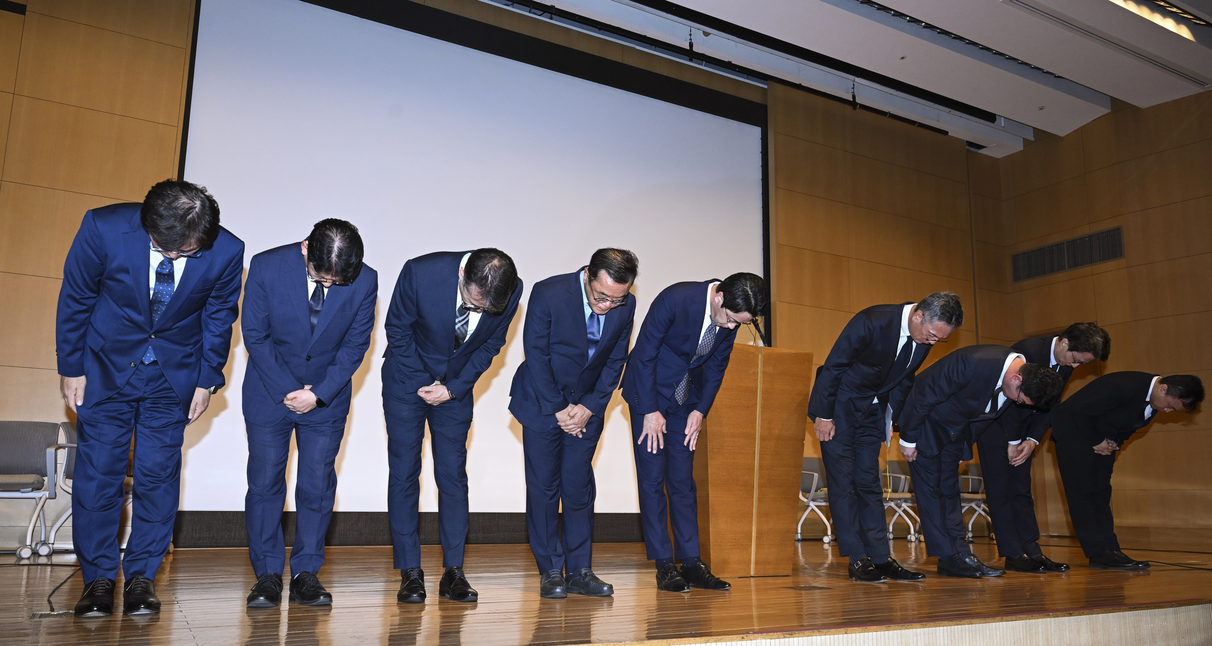 조좌진 롯데카드 대표이사를 비롯한 관계자들이 18일 서울 중구 부영태평빌딩에서 기자회견을 열고 해킹 사고로 인한 고객 정보 유출 사태에 대해 고개 숙여 사과하고 있다. 2025.9.18 이지훈 기자