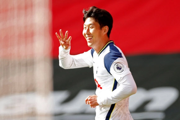 토트넘 시절 손흥민이 2020년 9월 20일(한국시간) 영국 사우샘프턴의 세인트 메리스 스타디움에서 열린 2020~21 잉글랜드 프리미어리그(EPL) 사우샘프턴과의 원정 경기에서 네 골을 넣은 뒤 손가락 네 개를 펼쳐 보이고 있다. AFP 연합뉴스