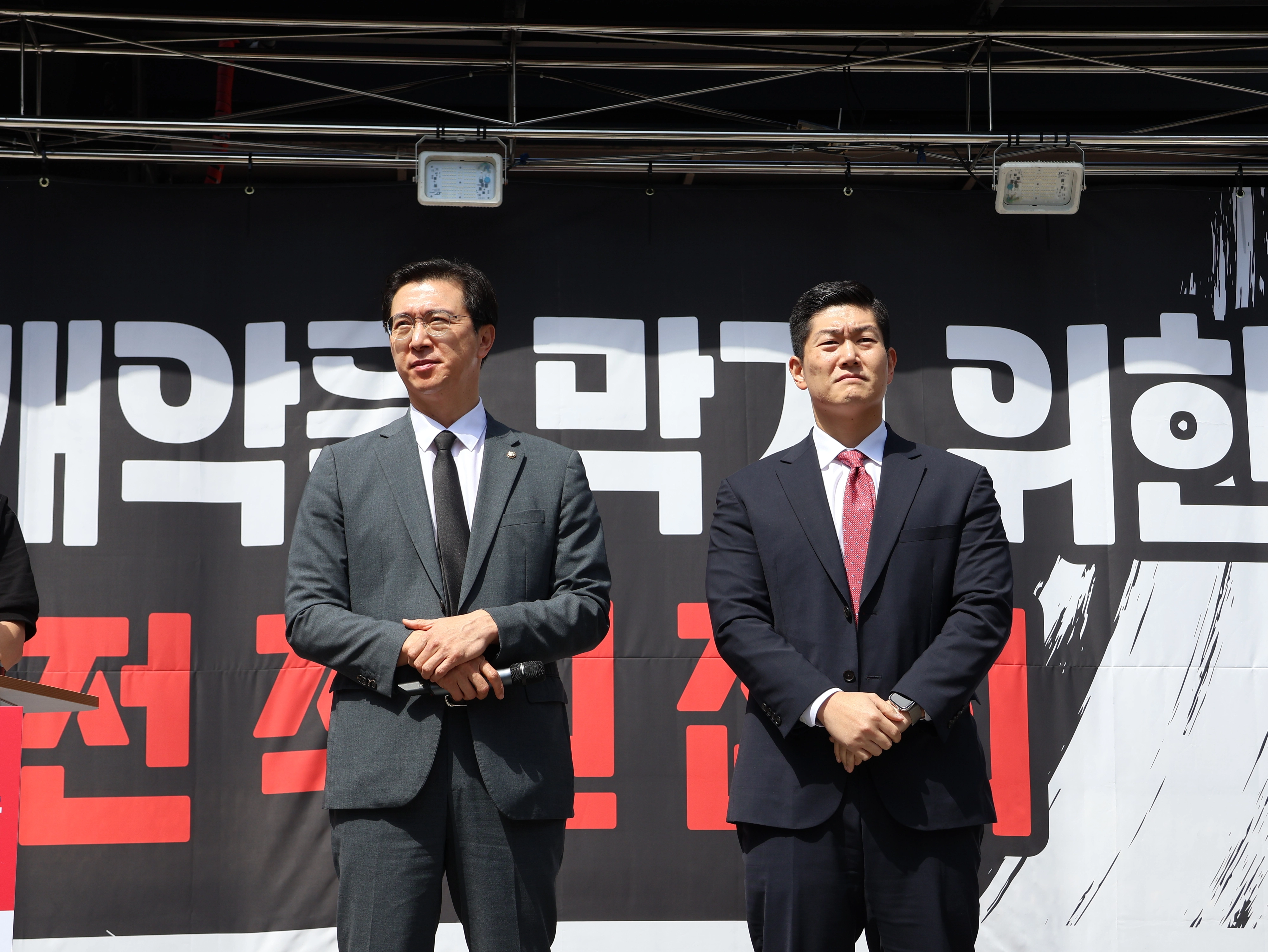 국회 정무위원회 야당 간사인 강민국(왼쪽) 국민의힘 의원과 김재섭 국민의힘 의원이 18일 서울 영등포구 여의도 국회앞에서 금융감독원 노동조합원 및 직원들이 금감원 금융소비자보호원 분리 및 금융감독원 공공기관 지정 반대 집회에 참석했다. 김재섭 의원실