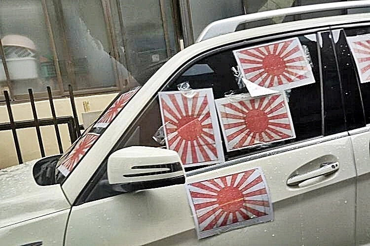 경북 김천에서 목격된 ‘욱일기 벤츠’ 차량. 2025.9.17 보배드림