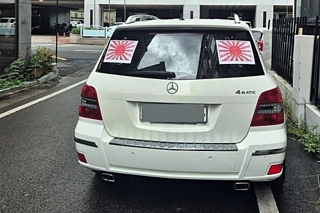 경북 김천에서 목격된 ‘욱일기 벤츠’ 차량. 2025.9.17 보배드림