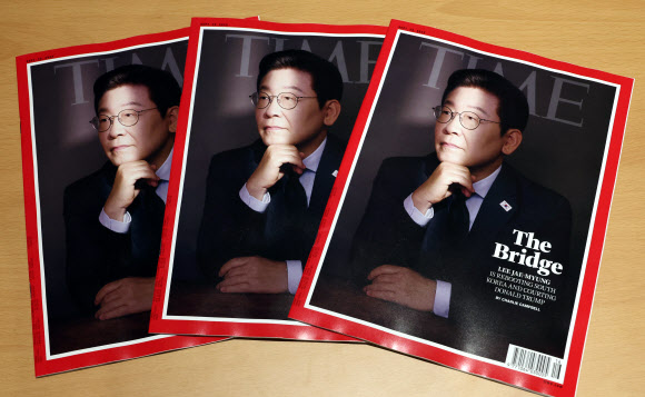 18일 서울 용산 대통령실에서 공개한 이재명 대통령 취임 100일 기념 인터뷰가 실린 미국 타임지. 2025.9.18. 연합뉴스