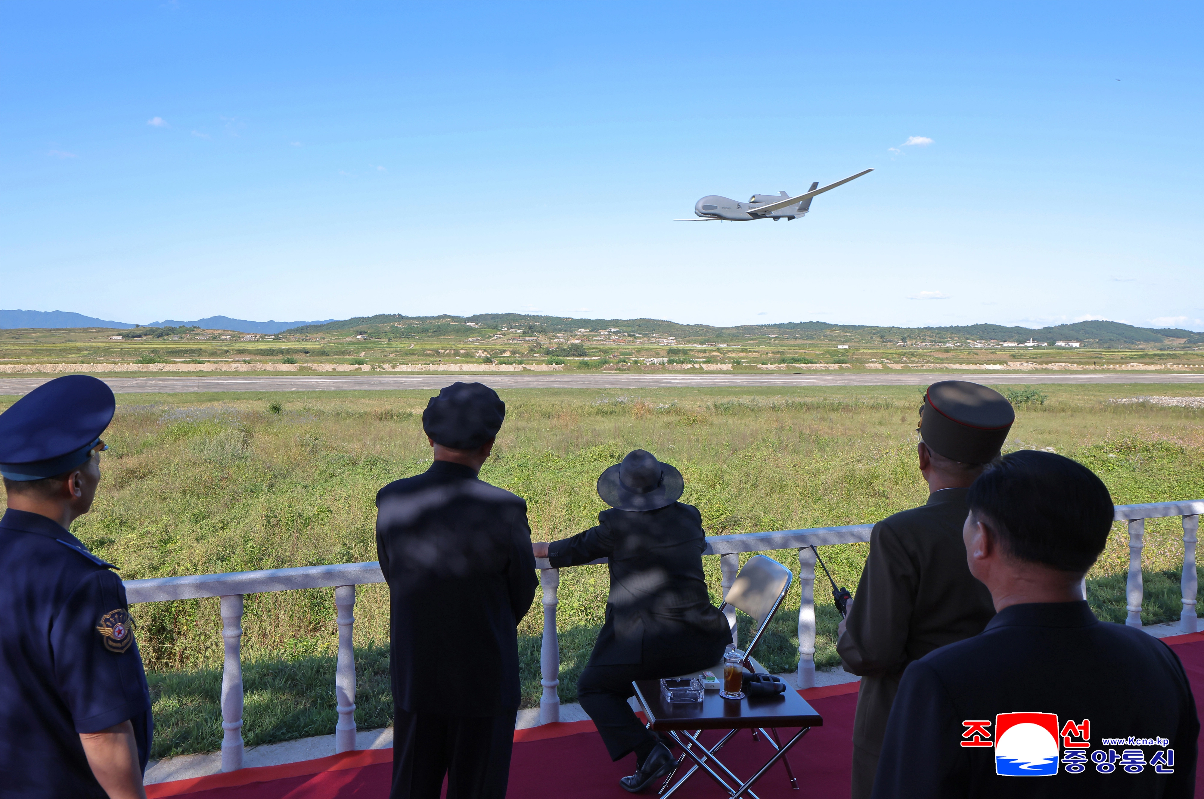 북한 김정은, 전술무인공격기 성능시험 지도  김정은 북한 국무위원장이 지난 18일 무인항공기술연합체 산하 연구소와 기업소들에서 개발 생산하고 있는 무인무장장비들의 성능 시험을 지도했다고 조선중앙통신이 19일 보도했다. 2025.9.19 연합뉴스