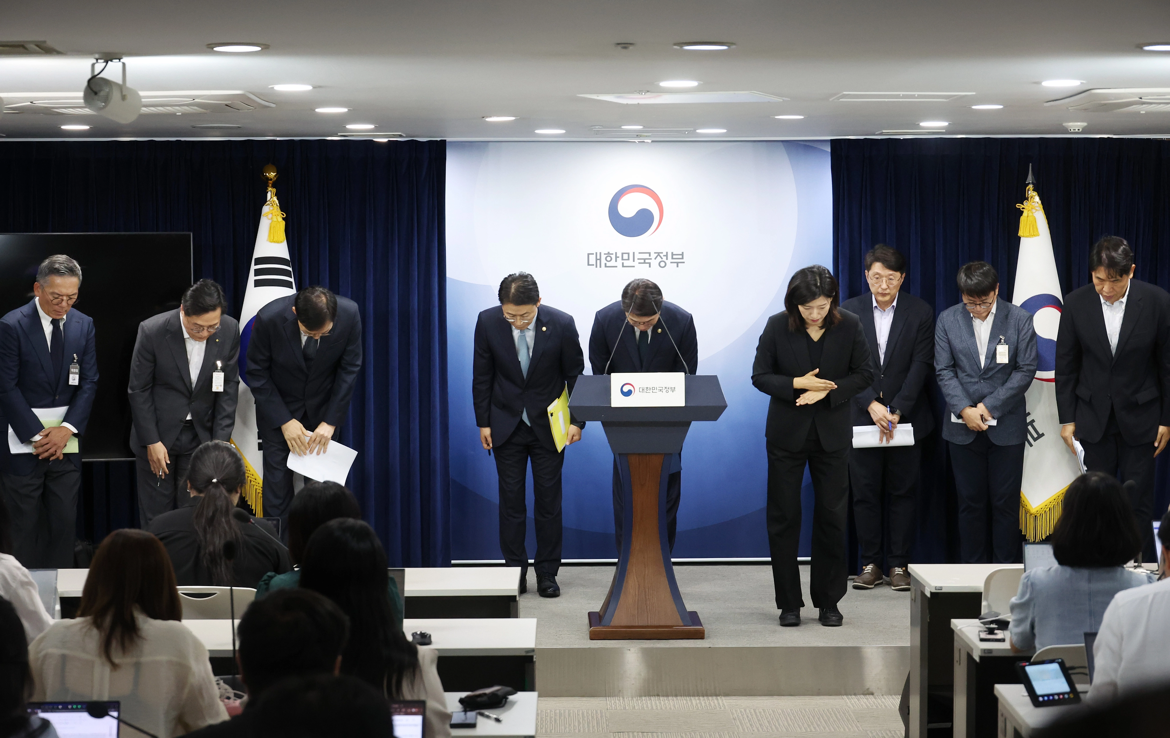 19일 서울 종로구 정부서울청사에서 열린 해킹 대응을 위한 과학기술정보통신부-금융위원회 합동 브리핑을 마친 정부 관계자들과 롯데카드(왼쪽), KT(오른쪽) 관계자들이 함께 인사를 하고 있다.
연합뉴스