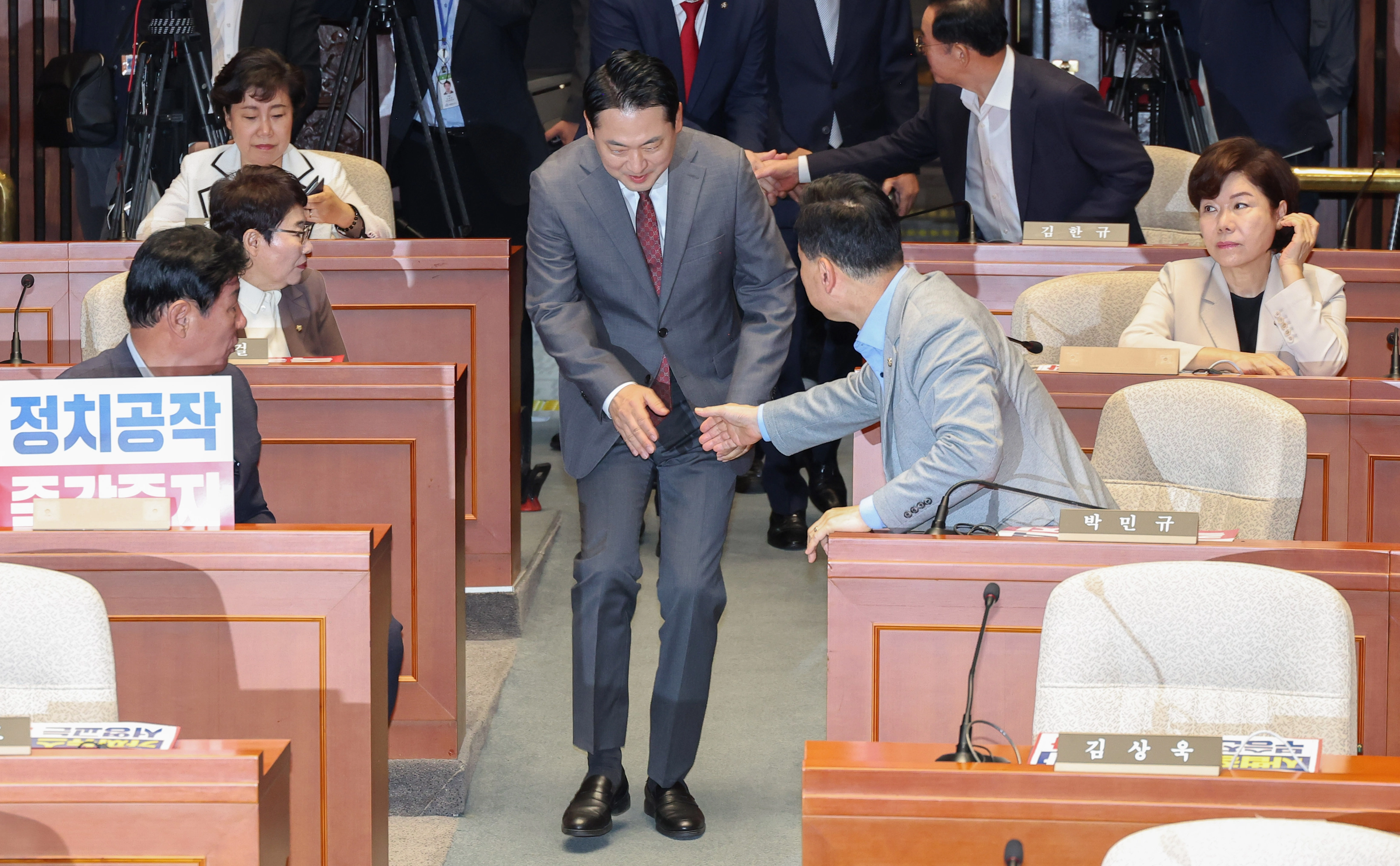 장동혁 국민의힘 대표가 19일 국회에서 열린 의원총회에 입장하고 있다. 2025.9.19 연합뉴스