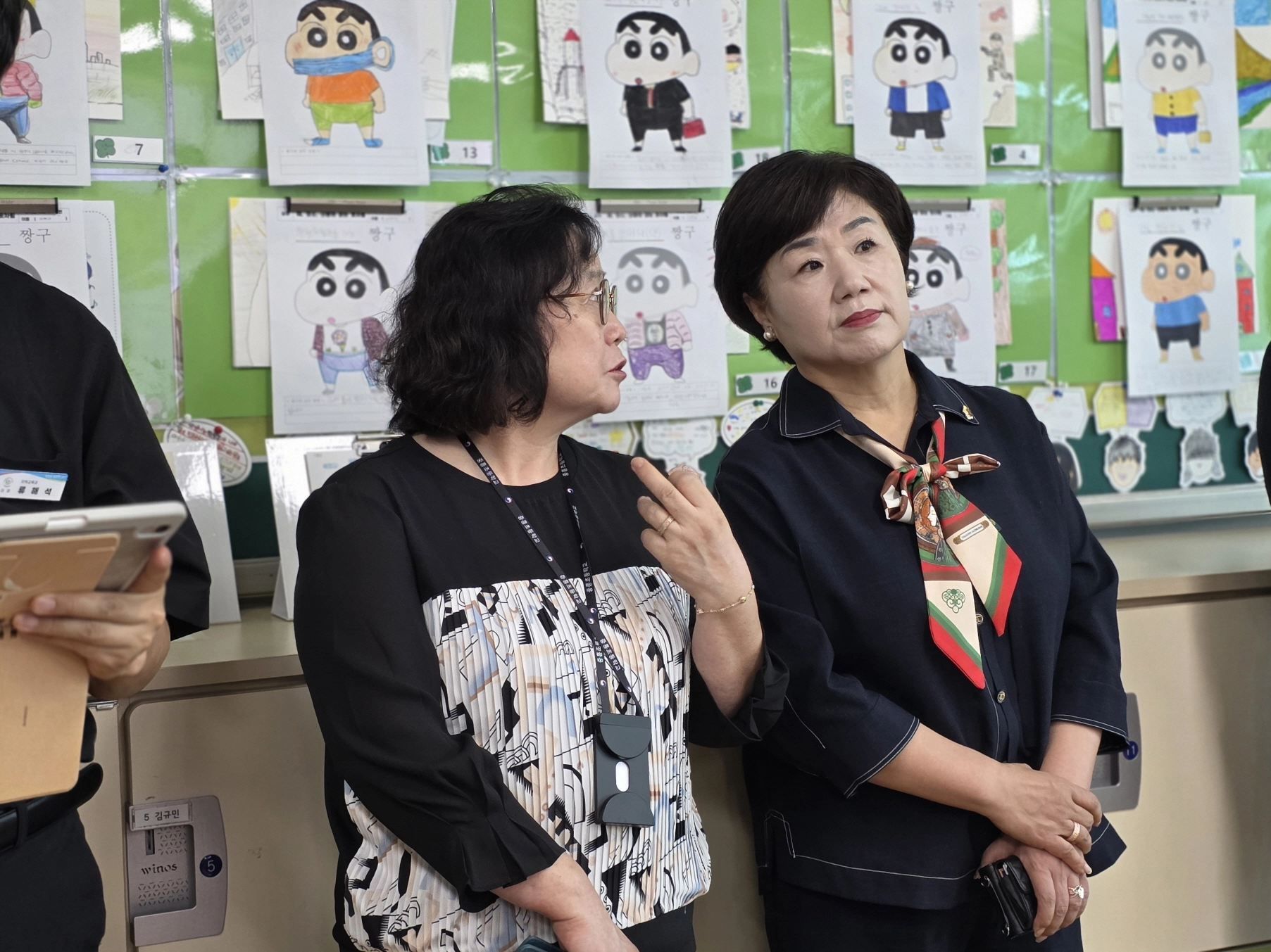 황진희 의원 부천 중흥초에서 ‘꿈it(잇)다’ 시스템 수업 현장을 살펴보며 의견을 청취하고 있다. (사진=경기도의회)