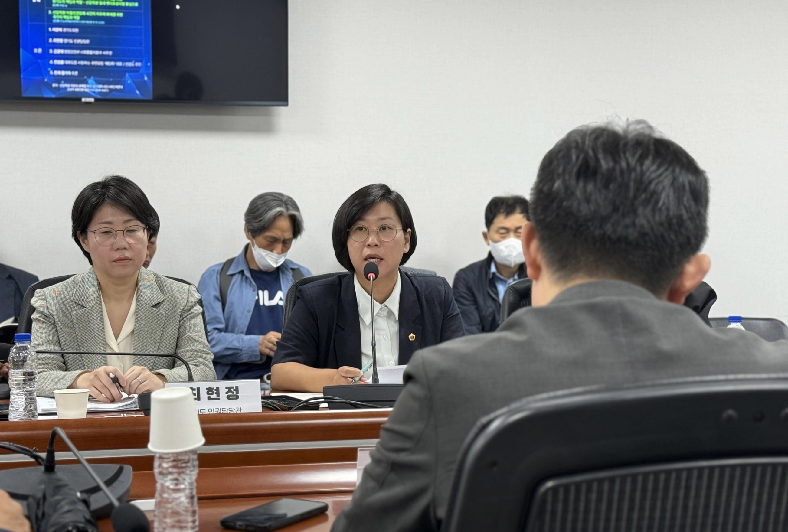 첫 번째 토론자로 나선 이은미 의원이 선감학원 사건 치유와 회복을 위한 중앙정부의 역할을 강조하고 있다. (사진=경기도의회)