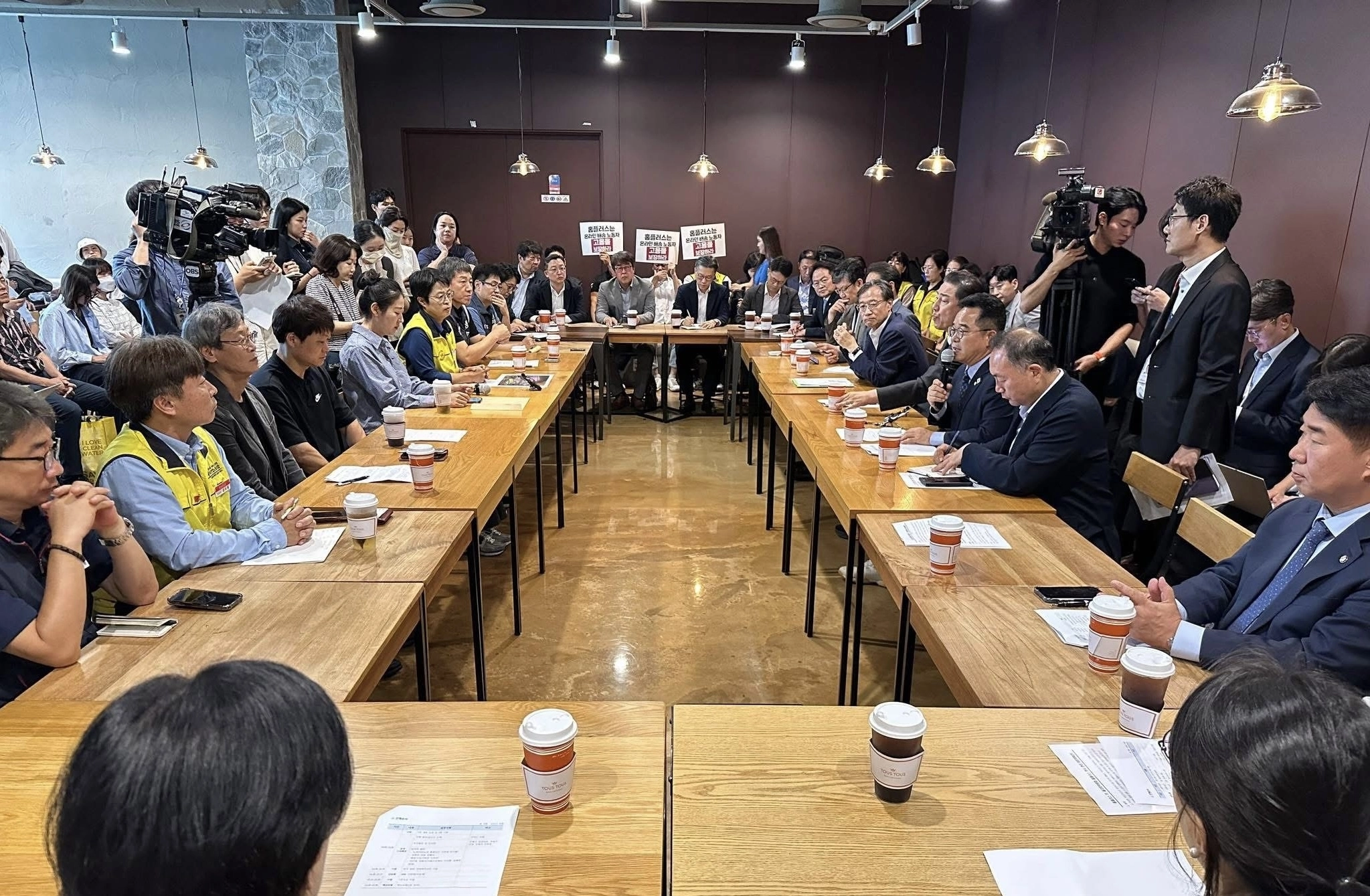 김병기 더불어민주당 원내대표와 민병덕 을지로위원장이 19일  서울 강서구 홈플러스 본사에서 노조 및 점포 노동자, 입점업주 대표 등과 간담회를 하고 있다. 마트산업노조 제공