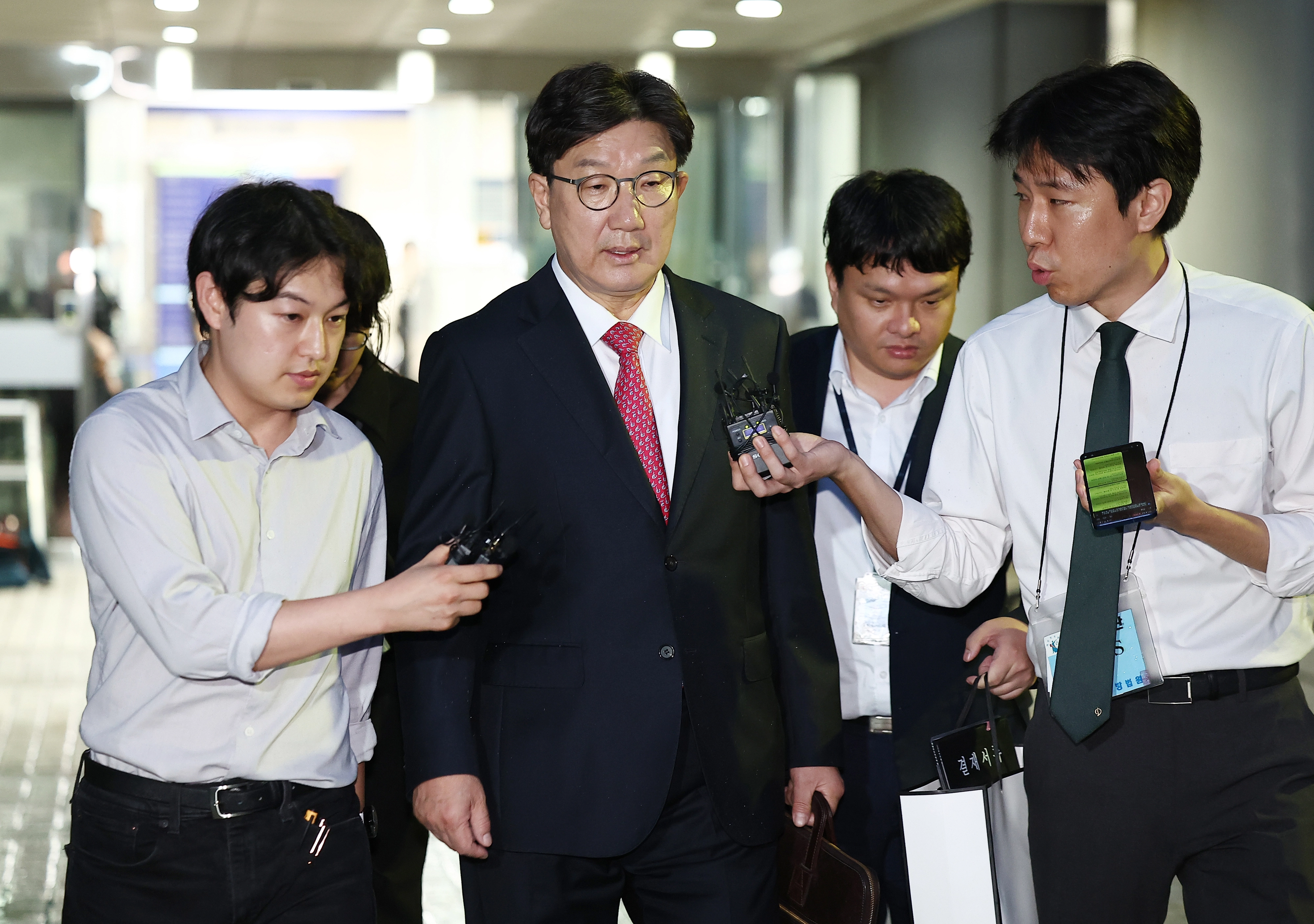 중앙지법 나서는 권성동 의원  윤석열 정부와 통일교 간 ‘정교 유착’의 발단으로 지목된 국민의힘 권성동 의원이 지난 16일 서울 서초구 서울중앙지법에서 열린 구속 전 피의자 심문(영장실질심사)을 마친 뒤 대기 장소인 서울구치소로 향하고 있다. 2025.9.16 연합뉴스