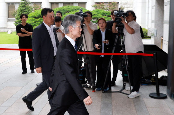 출근하는 조희대 대법원장