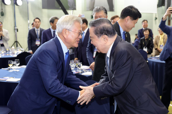 문희상과 인사하는 문재인