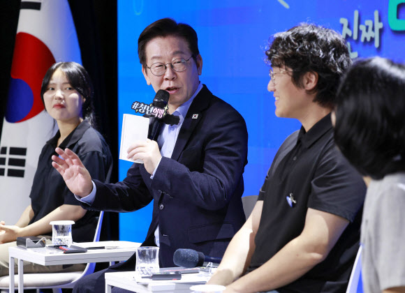 청년 토크콘서트 참석한 이재명 대통령