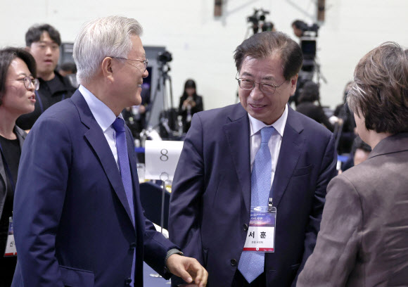 서훈 전 국정원장과 대화하는 문재인 전 대통령