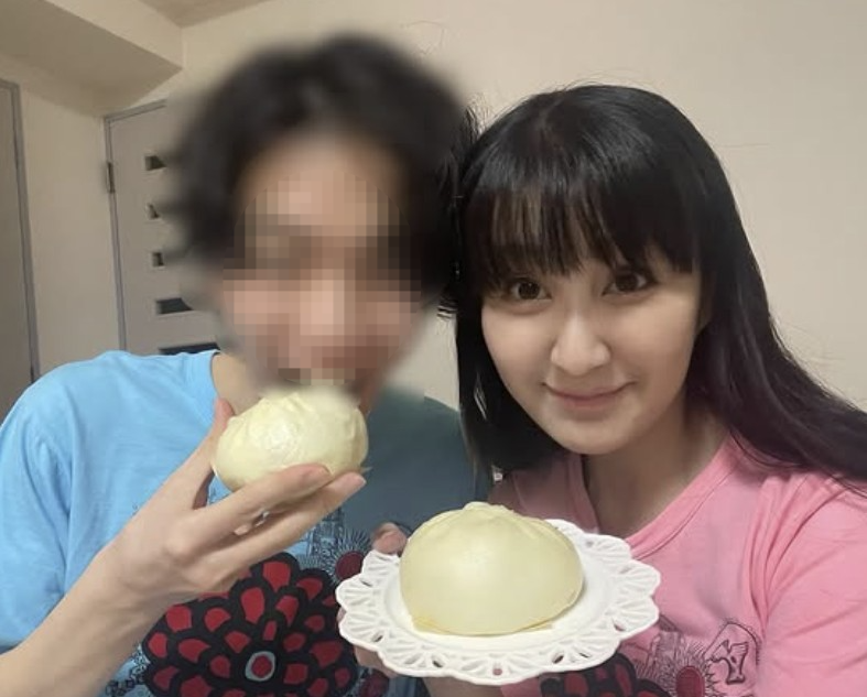 32살의 나이 차이를 극복하고 결혼한 아자라시(오른쪽)와 남편. 아자라시 인스타그램 캡처
