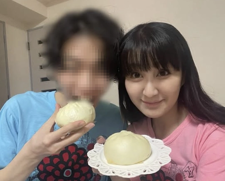 32살의 나이 차이를 극복하고 결혼한 아자라시(오른쪽)와 남편. 아자라시 인스타그램 캡처