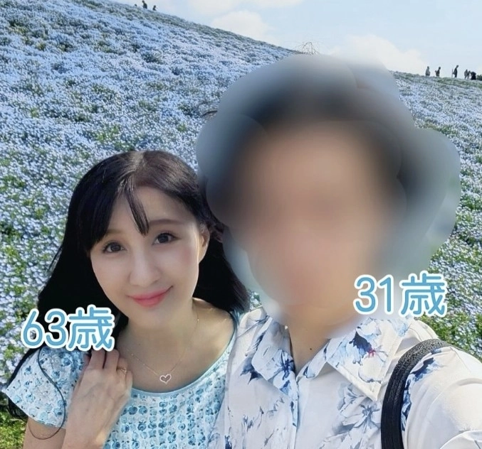 32살의 나이 차이를 극복하고 결혼한 아자라시(왼쪽)와 남편. 아자라시 인스타그램 캡처