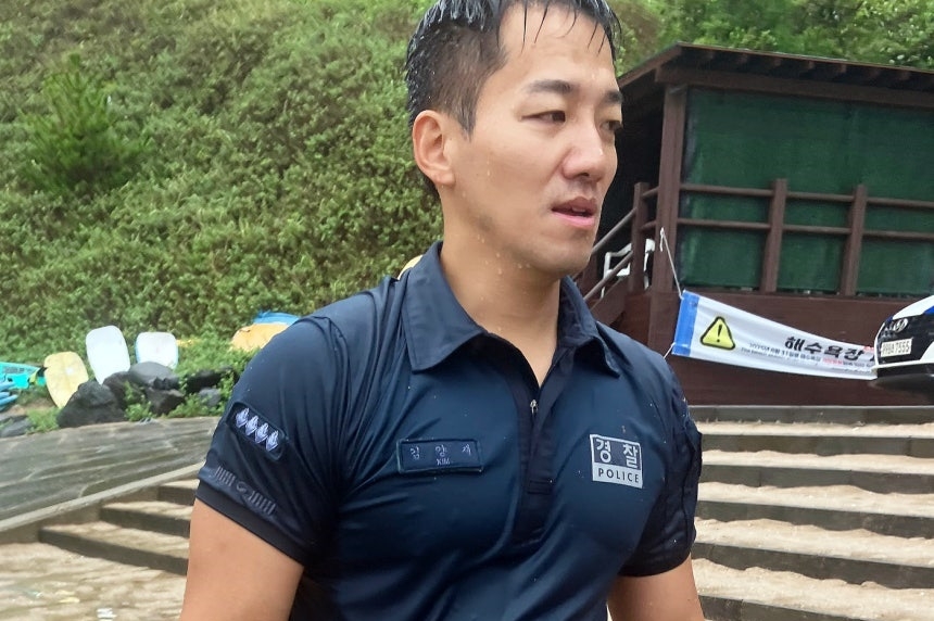 관광객을 구조하고 나온 김양재 경사. 제주경찰청 제공