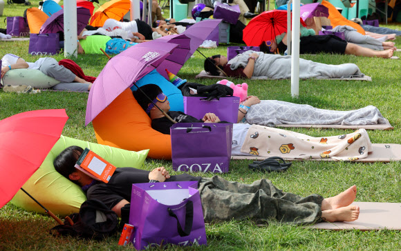 20일 서울 여의도한강공원 멀티프라자 광장에서 열린 2025 한강 잠퍼자기 대회에서 참가자들이 잠을 청하고 있다. 숙면 평가는 잠들기 전후의 심박수를 비교해 얼마나 안정적으로 낮은 심박수를 유지하는지를 기준으로 한다. 2025.9.20  연합뉴스