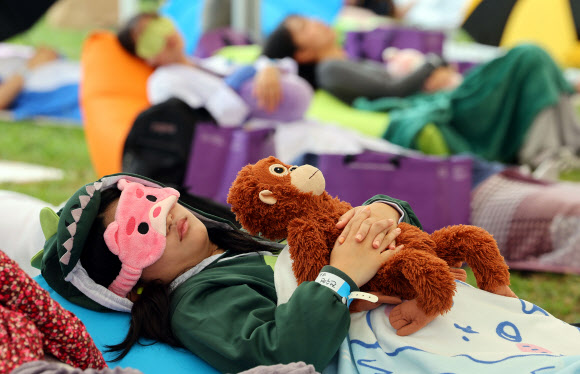 20일 서울 여의도한강공원 멀티프라자 광장에서 열린 2025 한강 잠퍼자기 대회에서 참가자들이 잠을 청하고 있다. 숙면 평가는 잠들기 전후의 심박수를 비교해 얼마나 안정적으로 낮은 심박수를 유지하는지를 기준으로 한다. 2025.9.20  연합뉴스