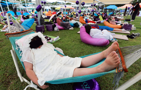 20일 서울 여의도한강공원 멀티프라자 광장에서 열린 2025 한강 잠퍼자기 대회에서 참가자들이 잠을 청하고 있다. 숙면 평가는 잠들기 전후의 심박수를 비교해 얼마나 안정적으로 낮은 심박수를 유지하는지를 기준으로 한다. 2025.9.20  연합뉴스