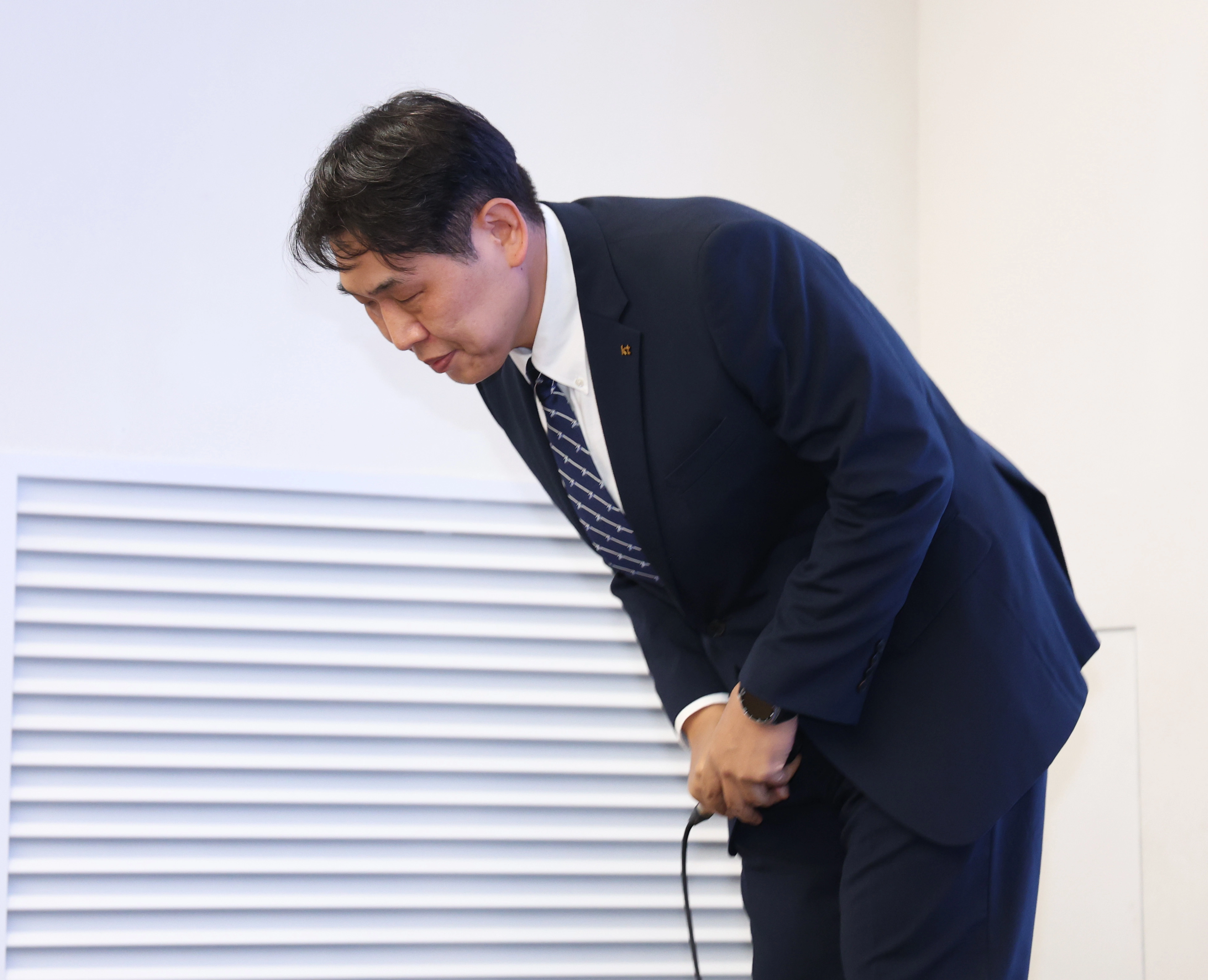 고개숙여 사과하는 구재형 KT 본부장  구재형 KT 네트워크부문 네트워크기술본부장이 18일 서울 종로구 KT광화문빌딩에서 KT 소액결제 피해 관련 대응 현황 발표 기자회견을 하기 앞서 고개숙여 사과하고 있다. 2025.09.18. 뉴시스