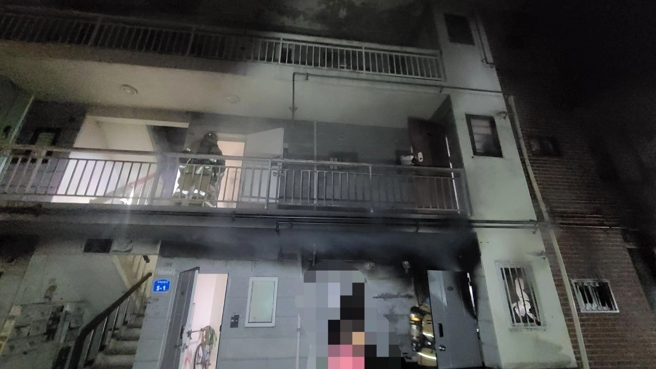 21일 오전 0시 45분쯤 경기 남양주시 퇴계원읍의 3층짜리 다세대주택 1층 세대에서 화재가 발생해 현장에 출동한 소방대원들이 화재 진압을 하고 있다. 이 화재로 40대 여성이 사망했고 그의 7살 아들이 중태에 빠졌다. 2025.9.21 경기북부소방재난본부 제공