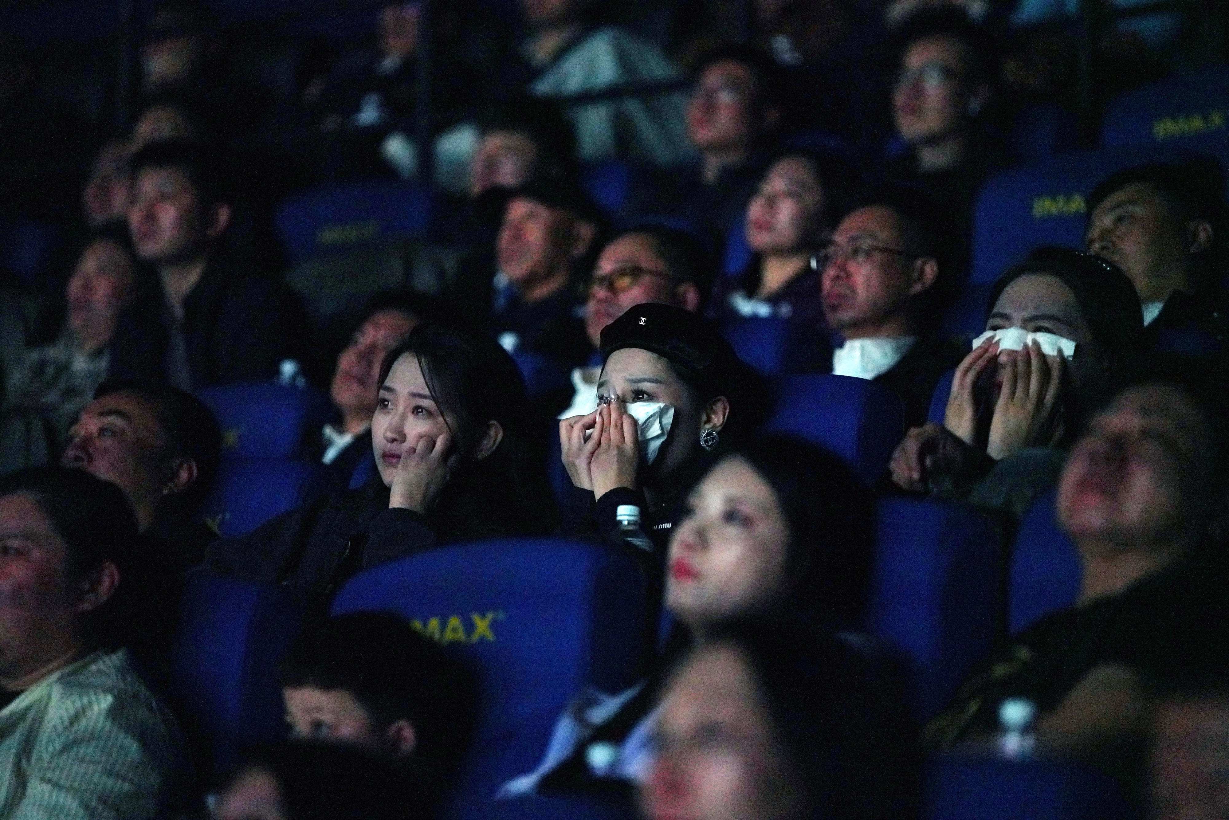 중국 하얼빈에서 사람들이 영화 ‘731’을 보고 있다. 이 영화는 제2차 세계대전 당시 일본의 악명 높은 731부대의 만행을 다룬 작품으로, 18일 중국 전역 극장에서 개봉했다. 신화 뉴시스