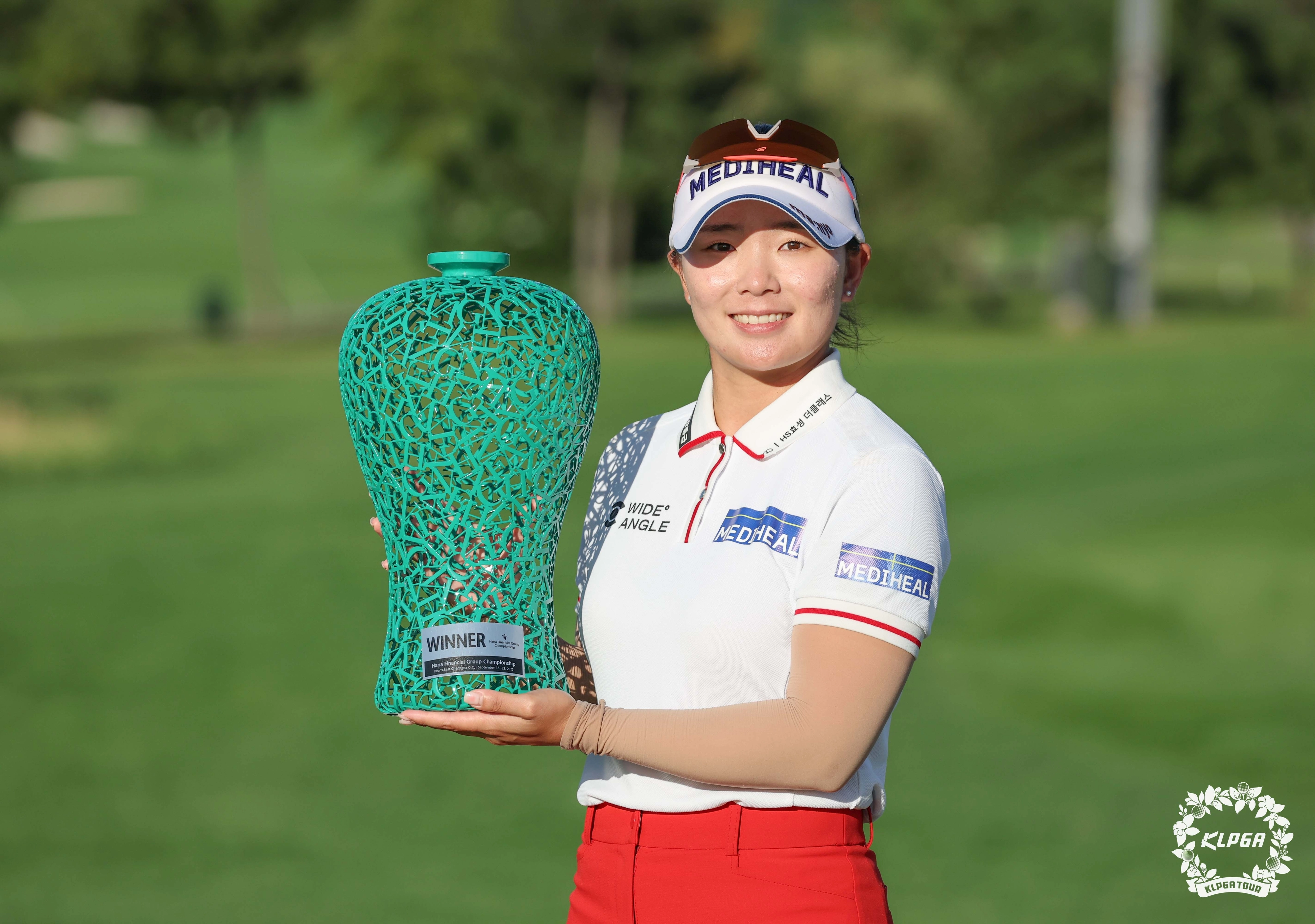 우승 트로피를 들고 미소 짓는 이다연.
KLPGA 제공