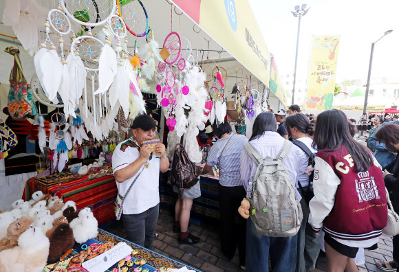 21일 서울 성북구청 일대에서 열린 제12회 라틴아메리카 축제에서 시민과 외국인들이 각 나라의 부스를 구경하고 있다. 2025.9.21  연합뉴스