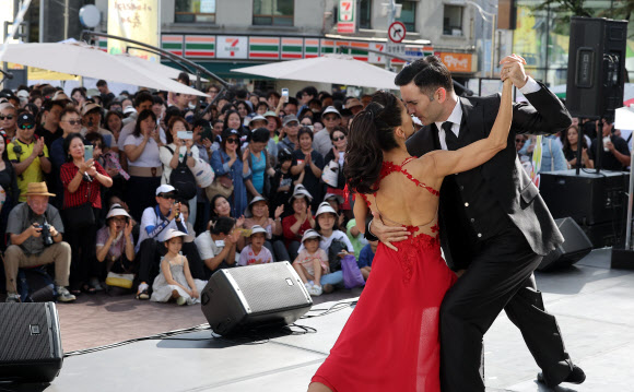 21일 서울 성북구청 일대에서 열린 제12회 라틴아메리카 축제에서 탱고 공연이 펼쳐지고 있다. 2025.9.21  연합뉴스