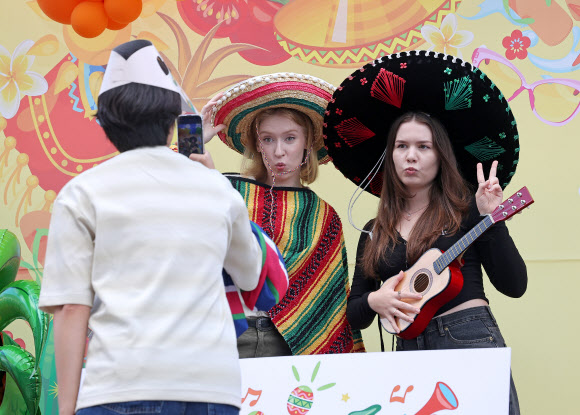 21일 서울 성북구청 일대에서 열린 제12회 라틴아메리카 축제에서 외국인들이 기념촬영을 하고 있다. 2025.9.21  연합뉴스