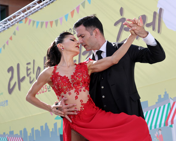 21일 서울 성북구청 일대에서 열린 제12회 라틴아메리카 축제에서 탱고 공연이 펼쳐지고 있다. 2025.9.21  연합뉴스