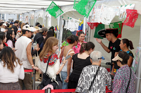 21일 서울 성북구청 일대에서 열린 제12회 라틴아메리카 축제에서 시민과 외국인들이 각 나라의 부스를 구경하고 있다. 2025.9.21  연합뉴스