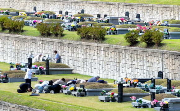 추석을 2주가량 앞둔 21일 강원 춘천시 안식공원에서 시민들이 이른 성묘를 하고 있다. 2025.9.21  연합뉴스